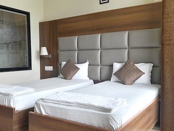 Shiva Shakti Yoga Luxury - Double Bed Shared Accomodation